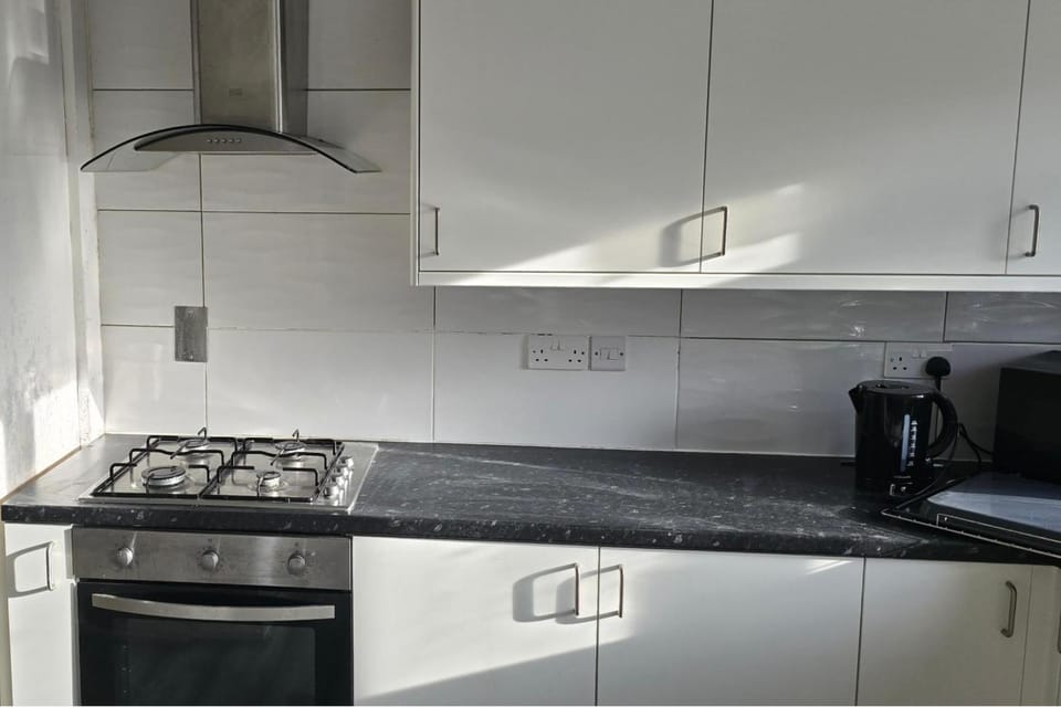 4 Bed House Sleeps 7 with Garden and Parking House in Bristol