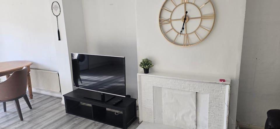 4 Bed House Sleeps 7 with Garden and Parking House in Bristol