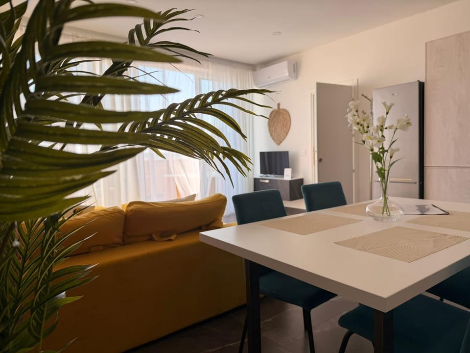 Living room, Seating area, Dining area, air conditioner