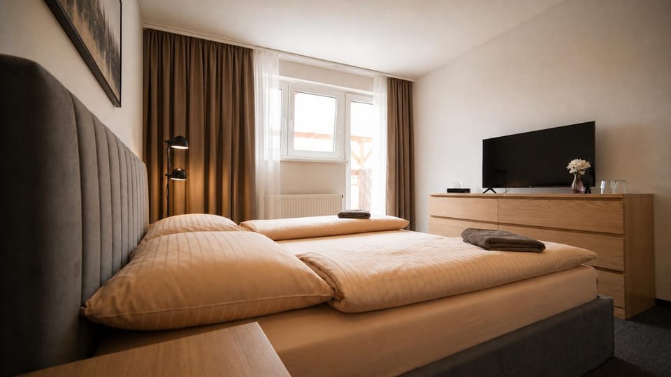 TV and multimedia, Photo of the whole room, Bedroom