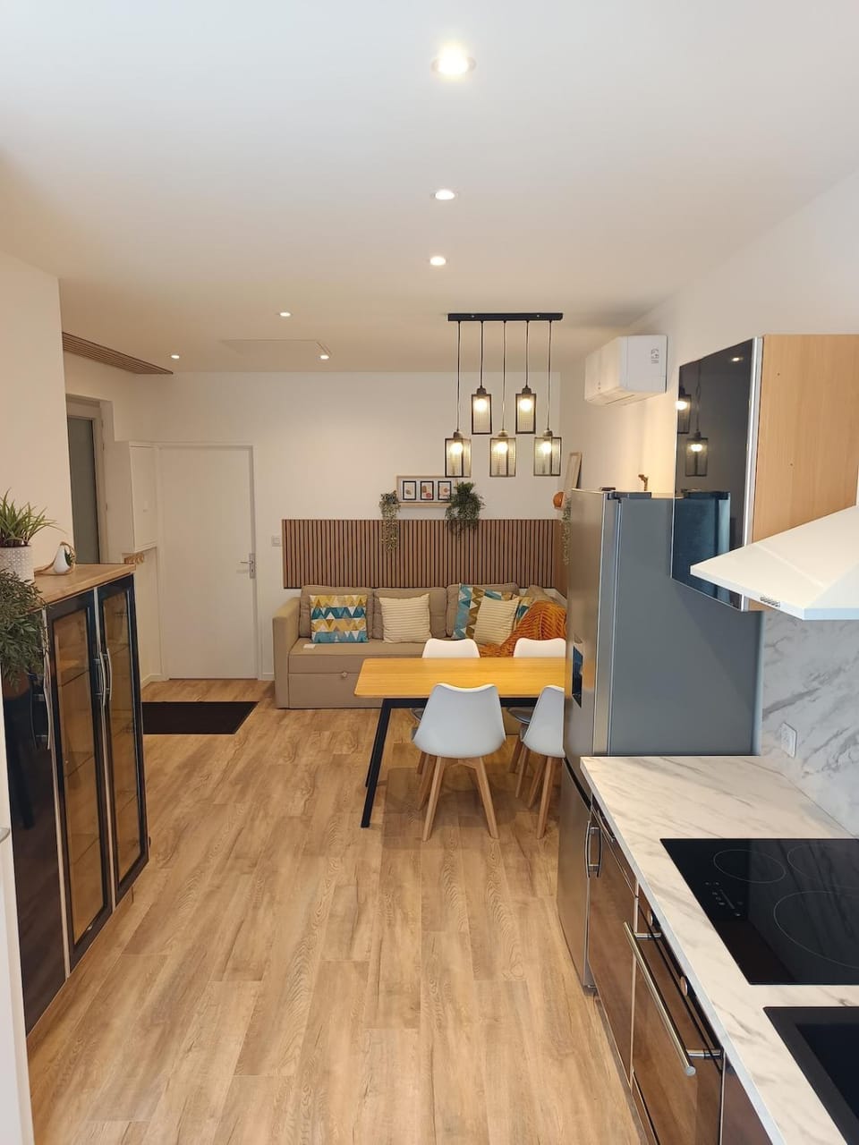 Kitchen or kitchenette, Dining area, Lunch, Family, oven, stove