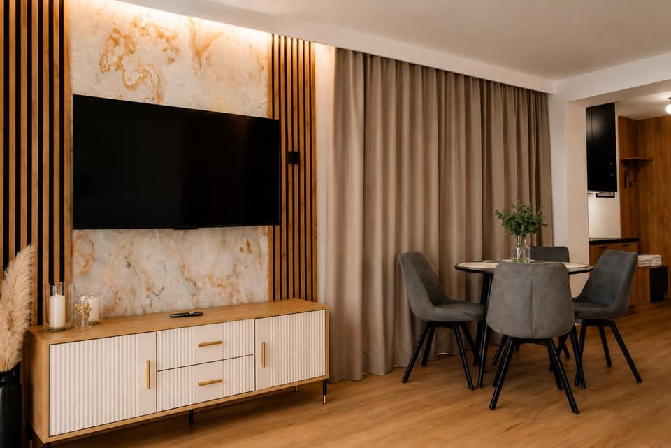 TV and multimedia, Living room, Evening entertainment
