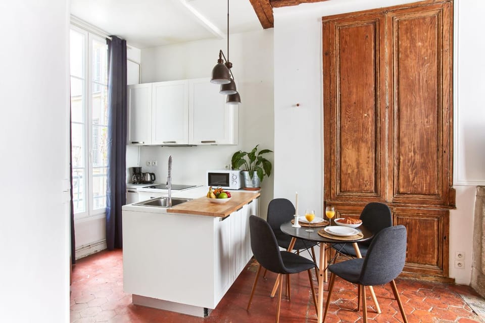 Kitchen or kitchenette, Living room, Food and drinks, Dining area, Food, stove