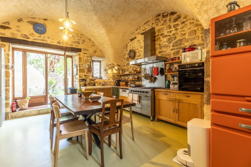 Coffee/tea facilities, Dining area, dishwasher, oven, stove, kitchen