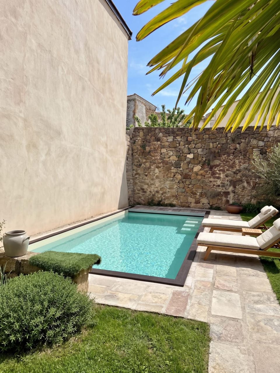 Patio, Day, Garden, Garden view, Pool view, Swimming pool, Swimming pool, sunbed
