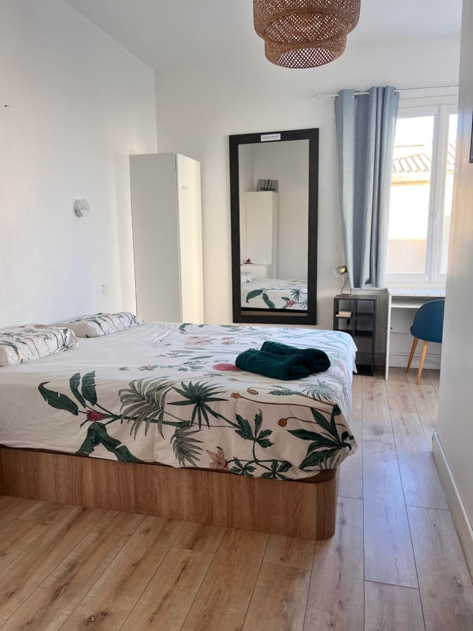 Photo of the whole room, Bedroom