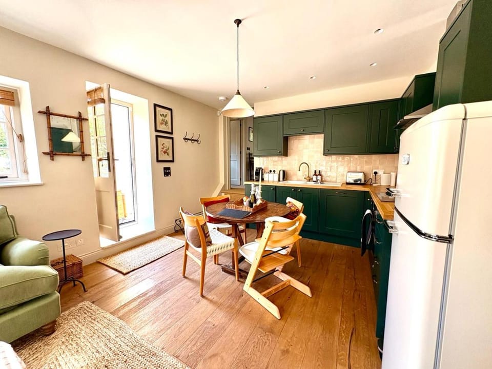 Kitchen or kitchenette, dishwasher, oven, pet friendly, stove
