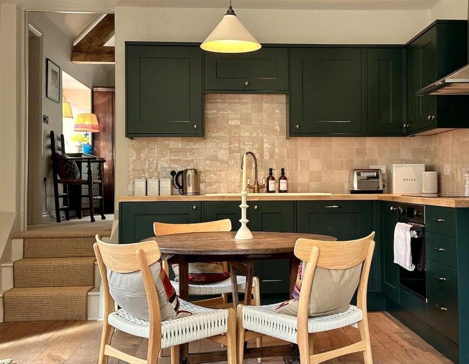 Coffee/tea facilities, Kitchen or kitchenette, Seating area, Dining area, dishwasher, oven, stove
