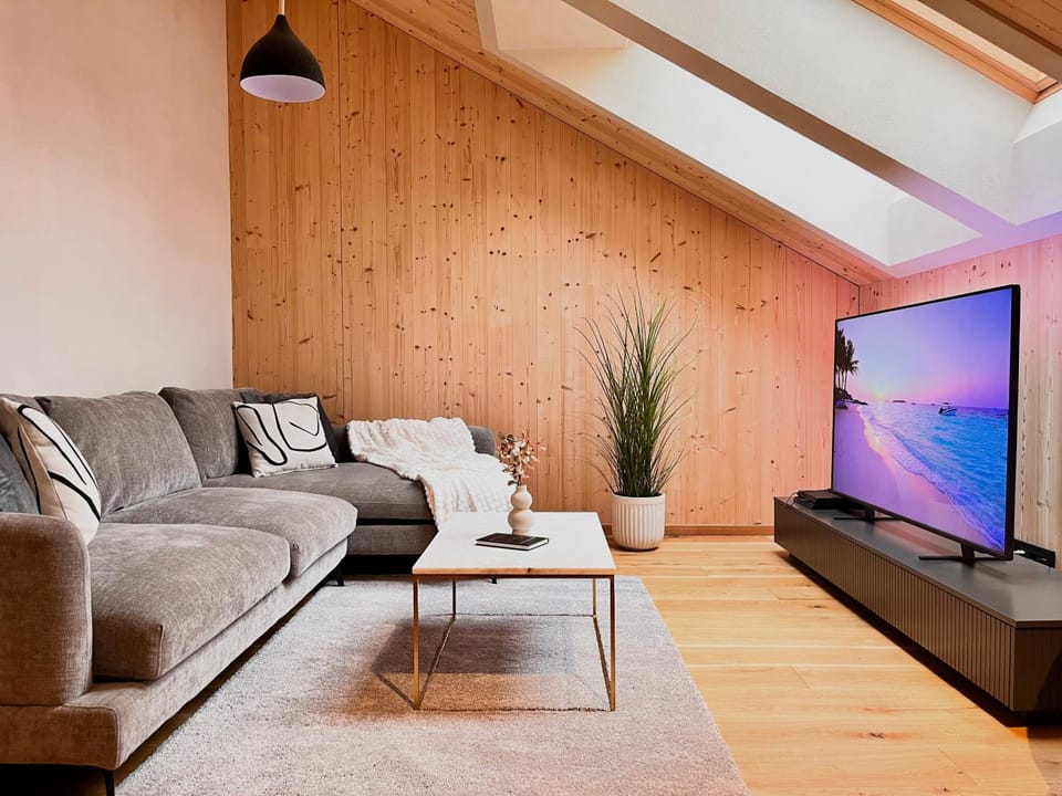 Communal lounge/ TV room, TV and multimedia, Living room, Seating area, Evening entertainment