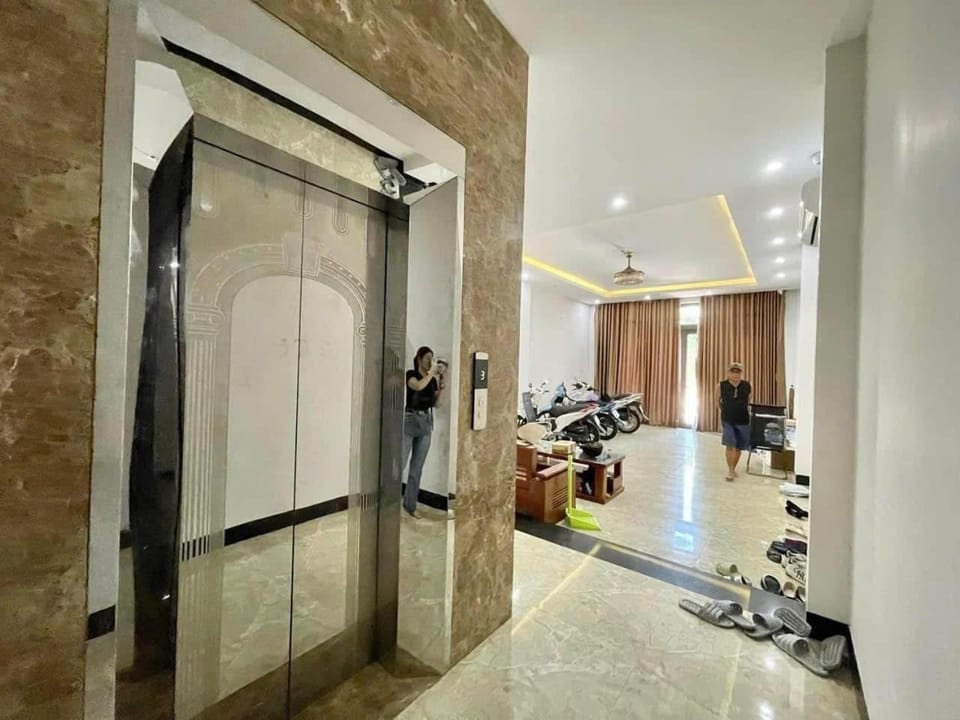 Phòng lớn 1 giường có ban công đầy đủ tiện nghi Apartment hotel in Hoa Hai