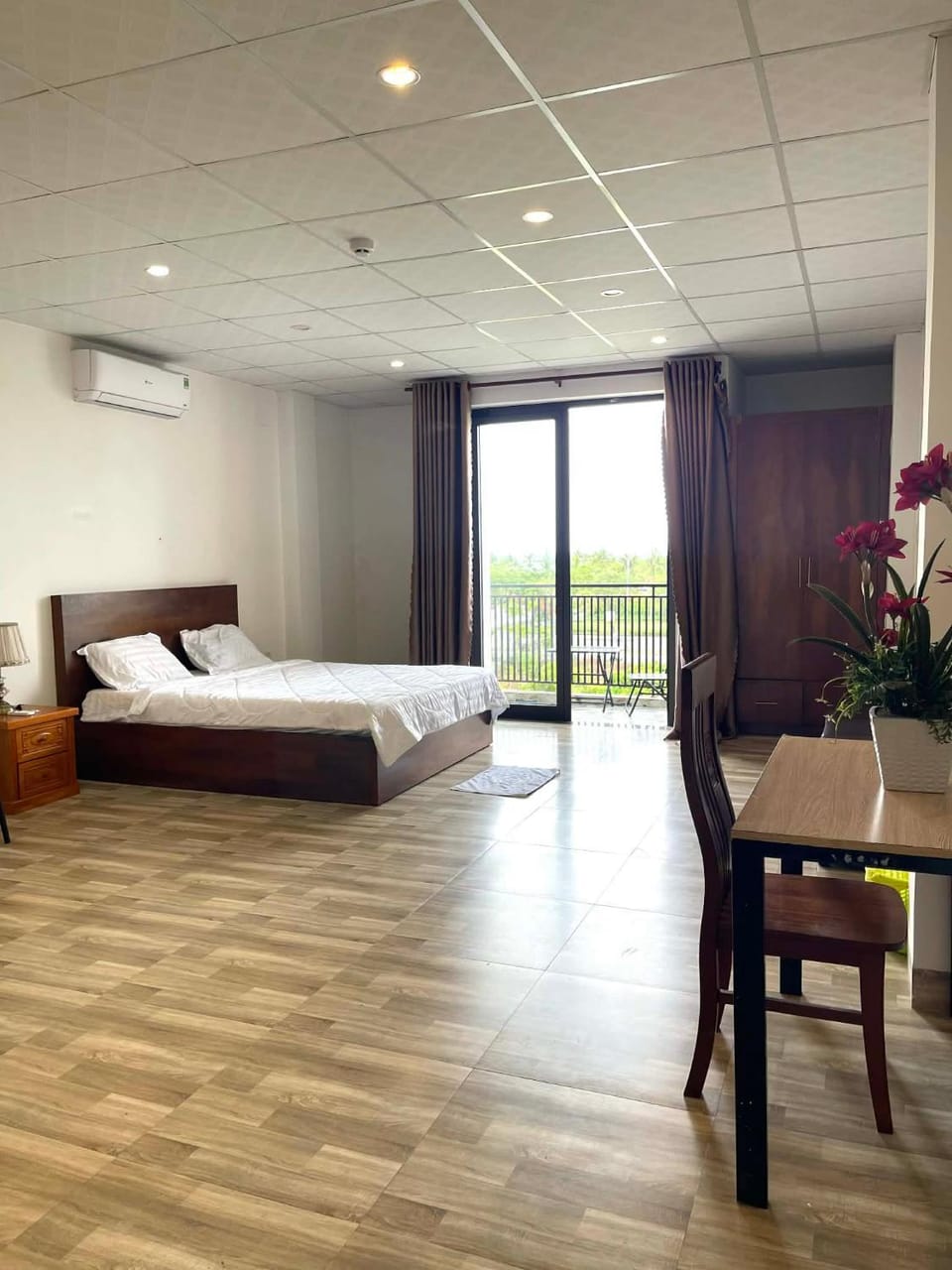 Phòng lớn 1 giường có ban công đầy đủ tiện nghi Apartment hotel in Hoa Hai