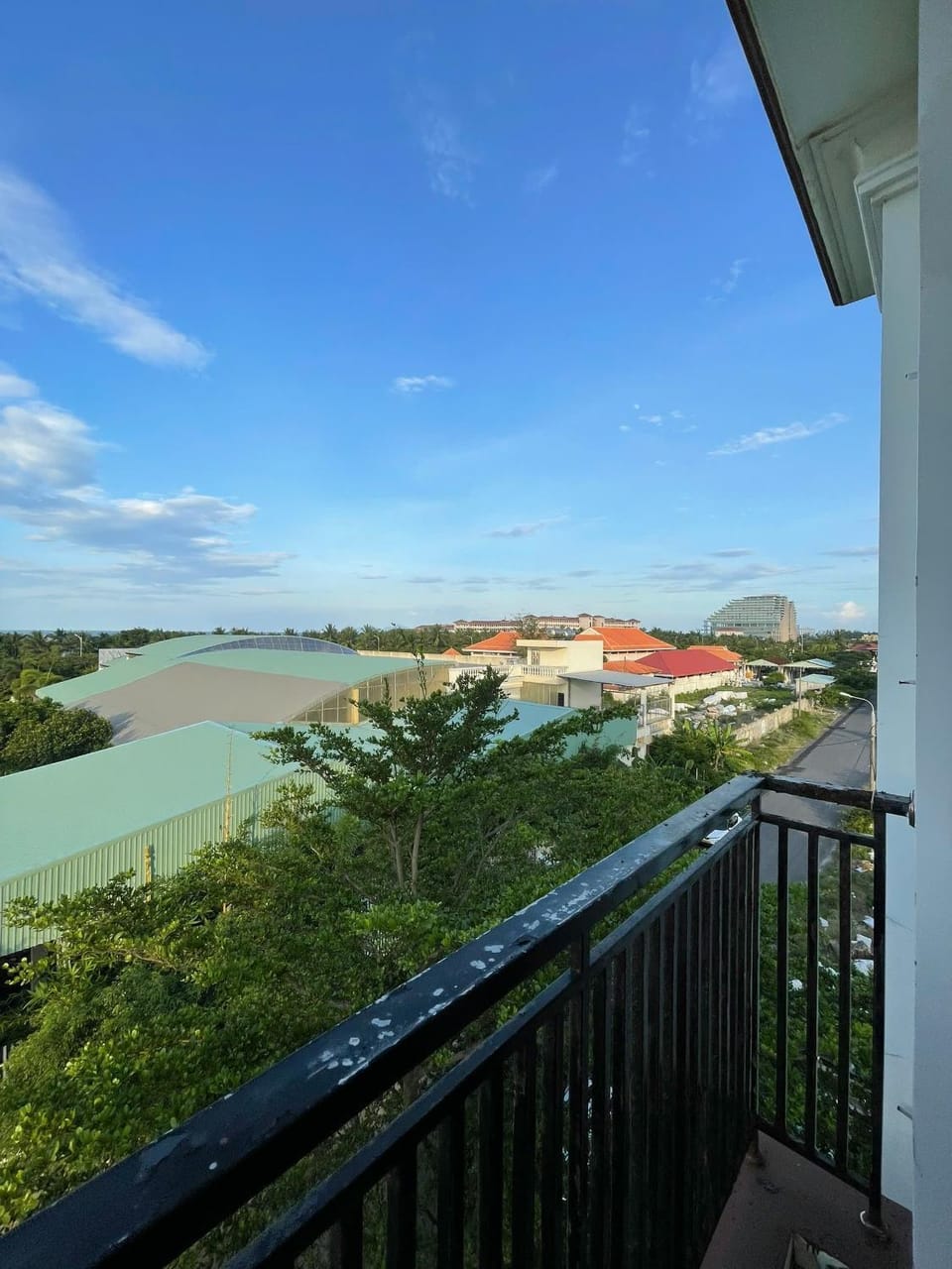 Phòng lớn 1 giường có ban công đầy đủ tiện nghi Apartment hotel in Hoa Hai
