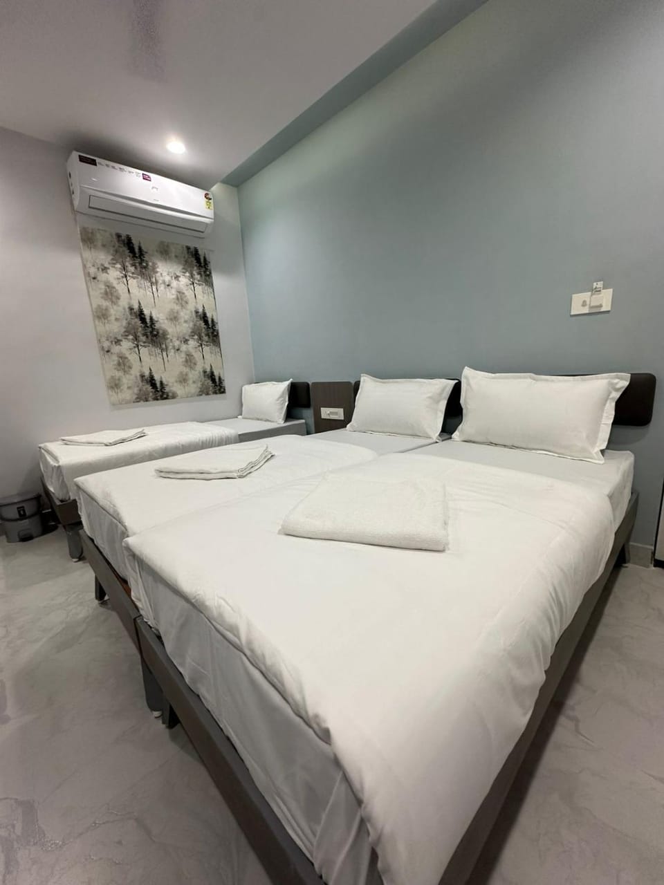 Bed, TV and multimedia, Photo of the whole room, Bedroom, towels, air conditioner