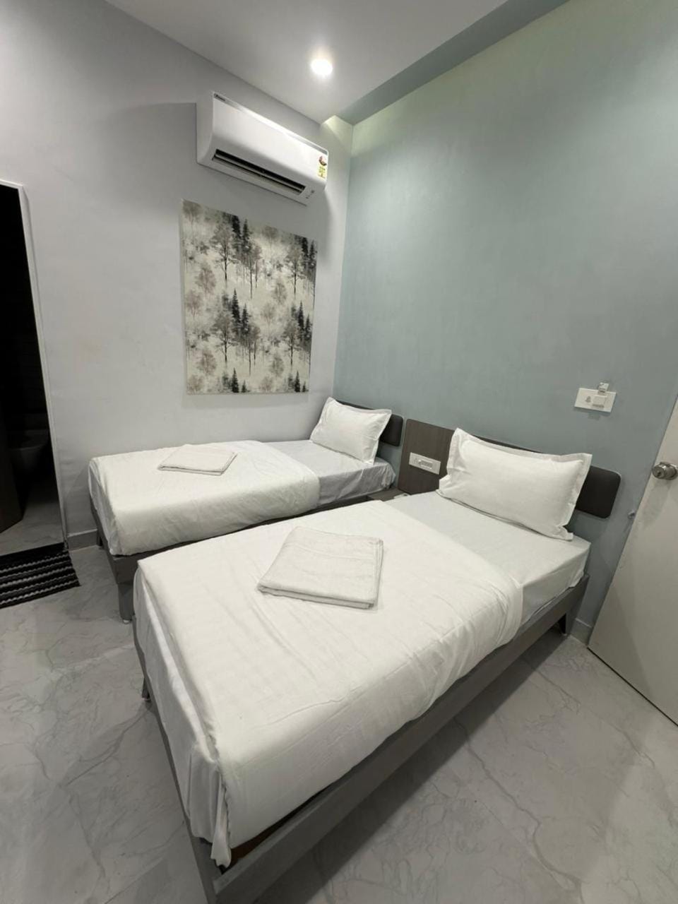 Bed, Bedroom, towels, air conditioner
