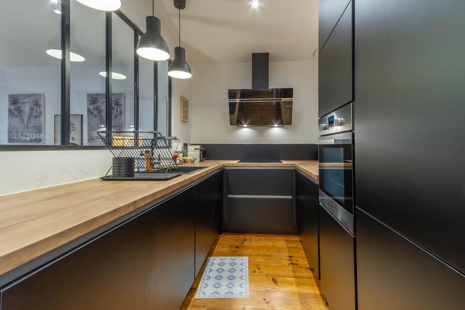 Coffee/tea facilities, dishwasher, stove, toaster, kitchen