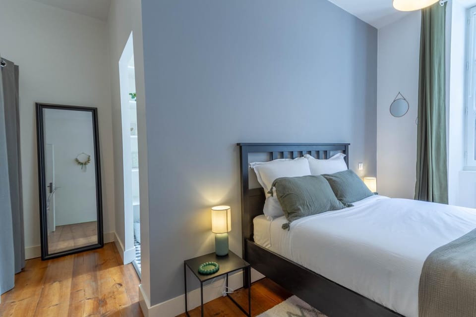 Bed, Photo of the whole room, towels