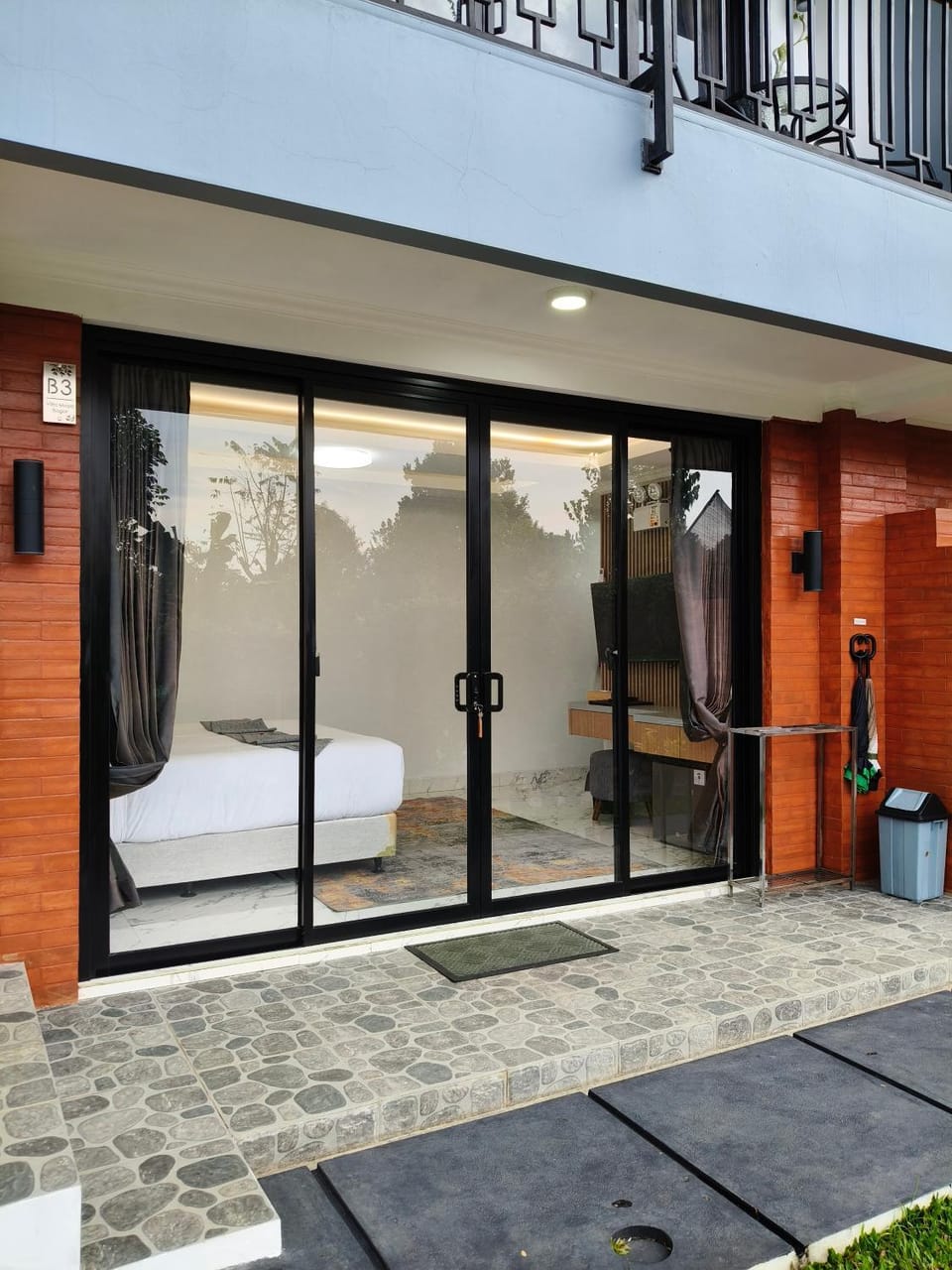 Property building, Day, Balcony/Terrace