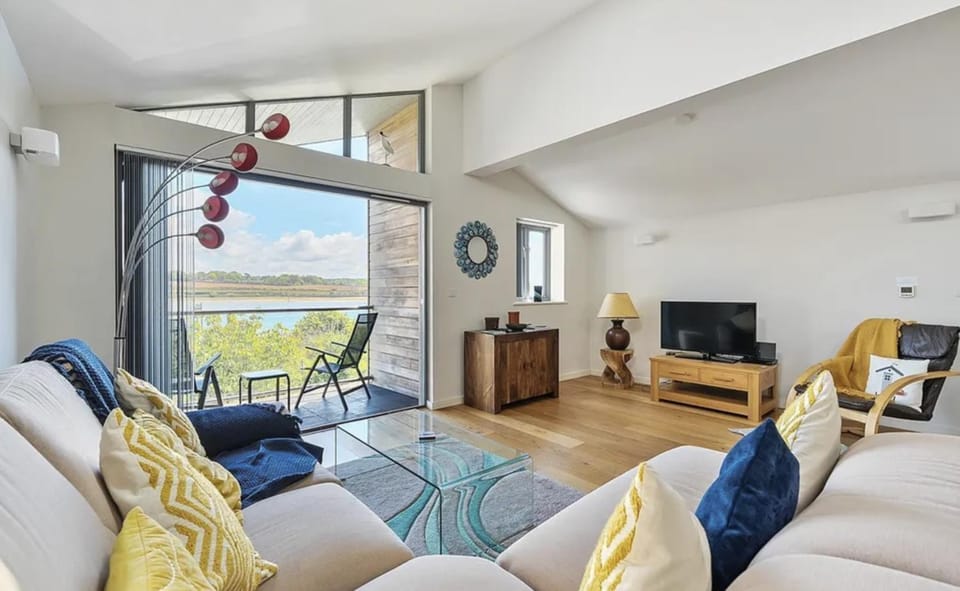 Avocet, your modern home on the Estuary! House in England