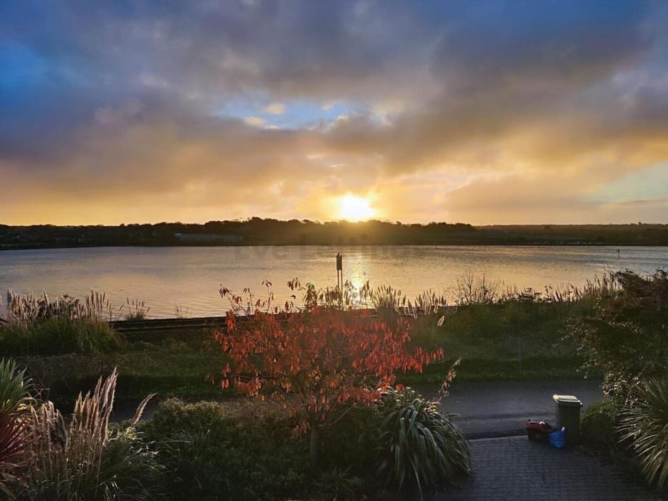 Avocet, your modern home on the Estuary! House in England