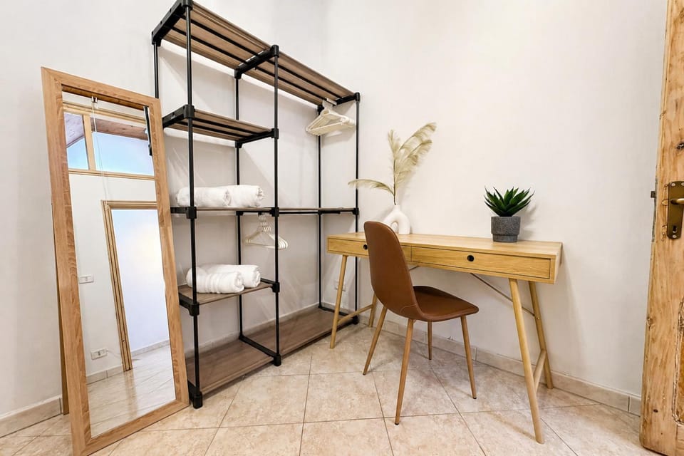 Seating area, Bedroom, internet, towels