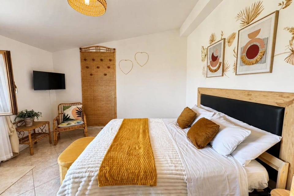 Bed, TV and multimedia, Bedroom, internet, air conditioner