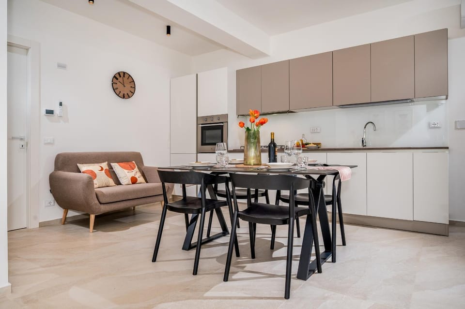 Kitchen or kitchenette, Living room, Seating area, Dining area, stove