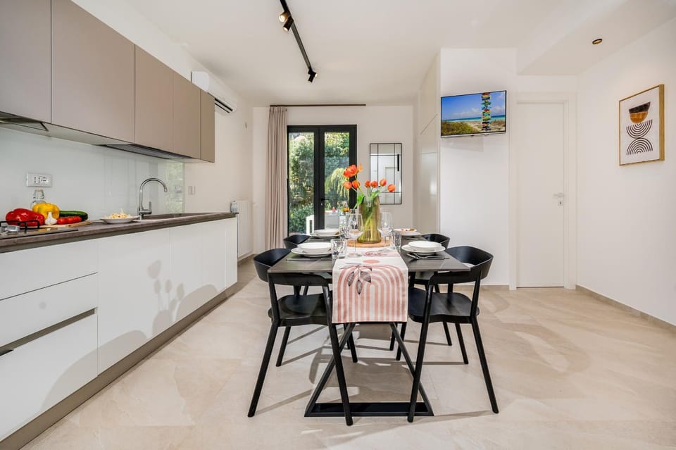 TV and multimedia, Kitchen or kitchenette, Living room, Seating area, Dining area