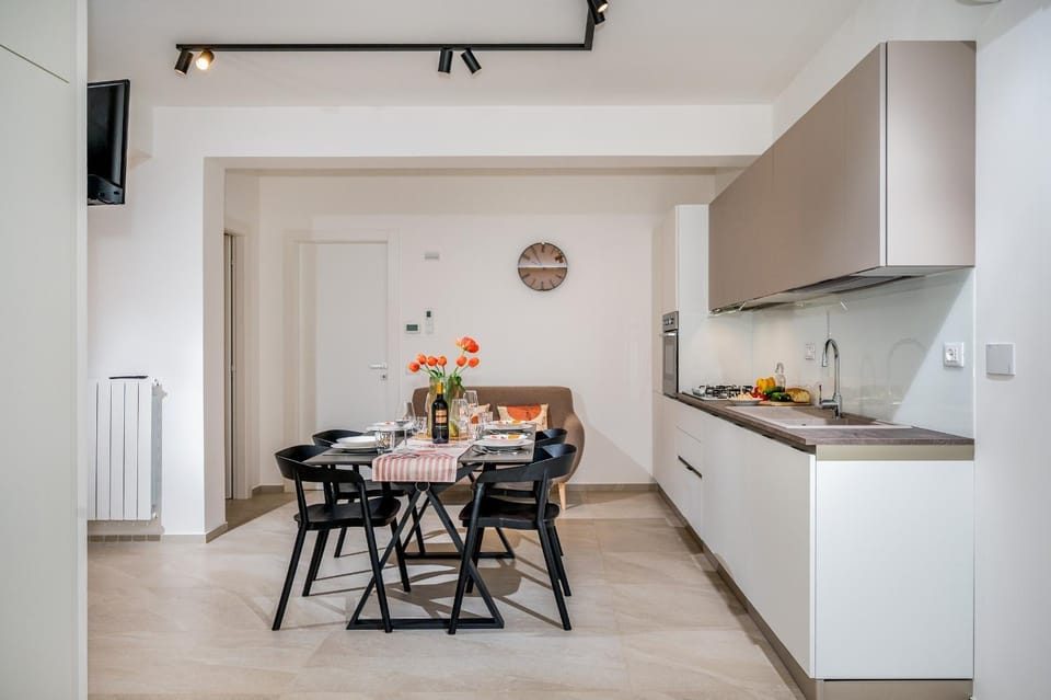 TV and multimedia, Kitchen or kitchenette, Living room, Seating area, Dining area, oven, stove