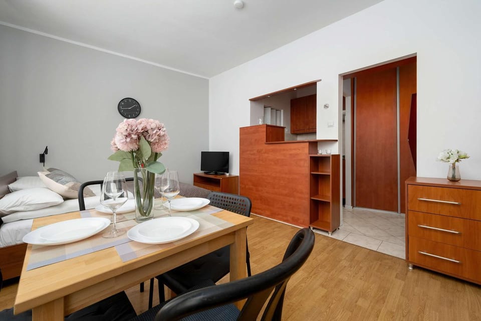 Bed, TV and multimedia, Seating area, wardrobe