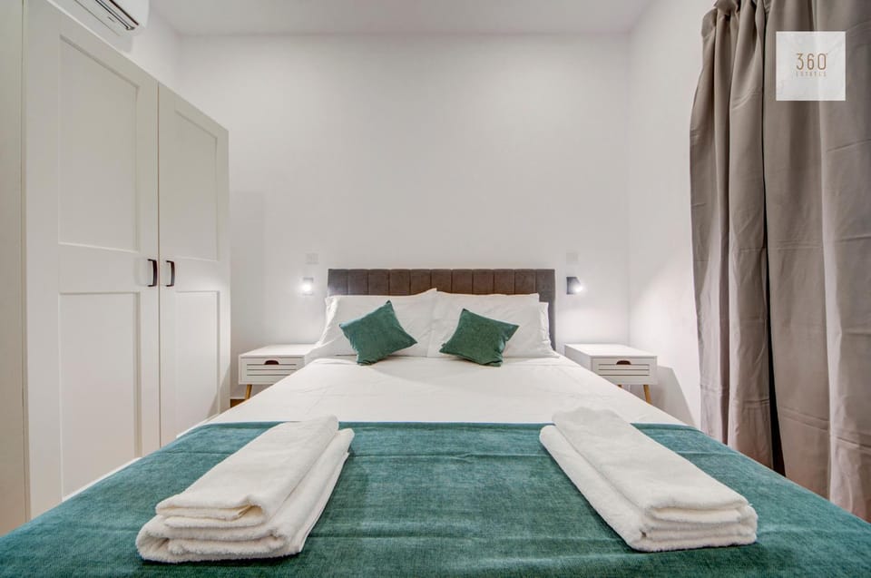 Bed, Photo of the whole room, Bedroom, towels, wardrobe