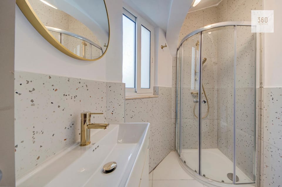 Shower, Toilet, Bathroom, Bath, towels