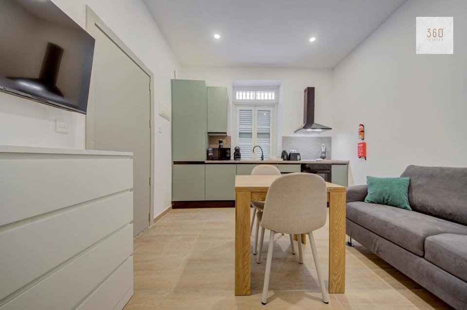 TV and multimedia, Coffee/tea facilities, Kitchen or kitchenette, Living room, Seating area, Dining area, minibar