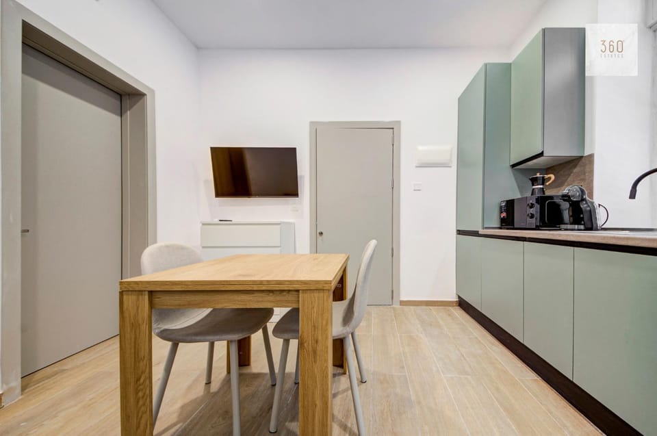 Coffee/tea facilities, Kitchen or kitchenette, Dining area, minibar, oven, stove, toaster