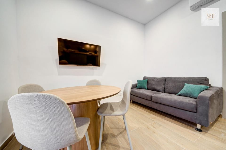 TV and multimedia, Living room, Seating area, Dining area