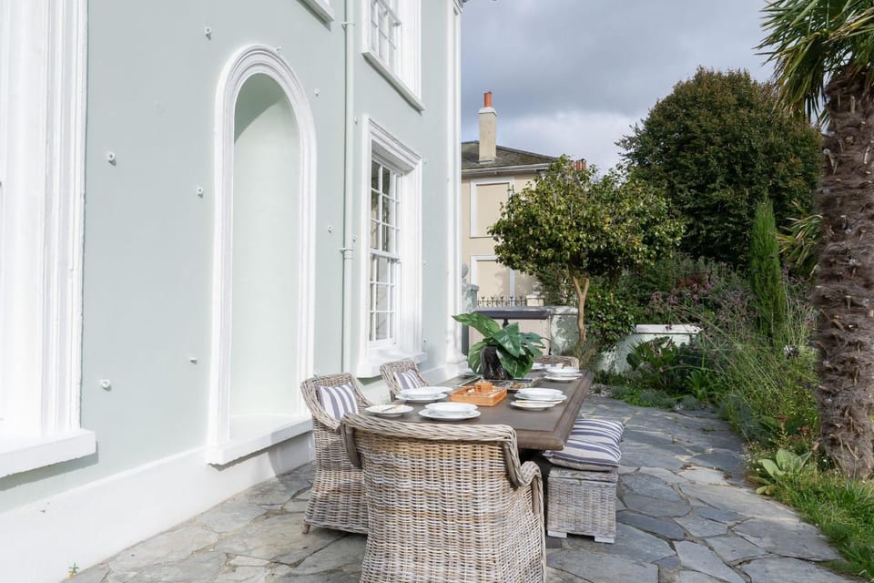 Patio, Day, Seating area, Dining area, Garden view