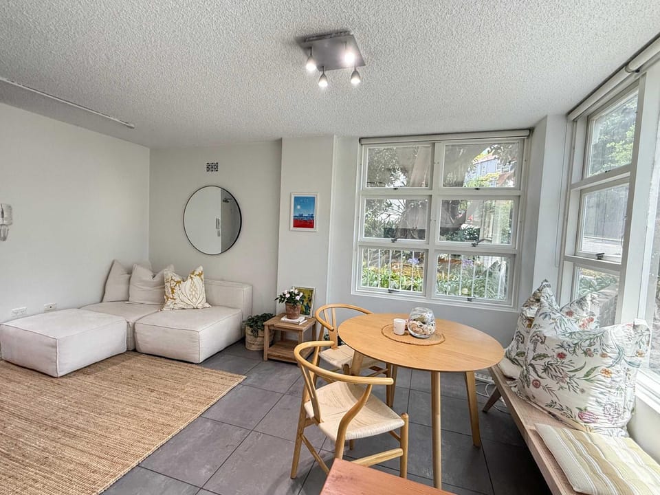 Chic Waterfront Stay with Prime Sydney Access Apartment in Sydney