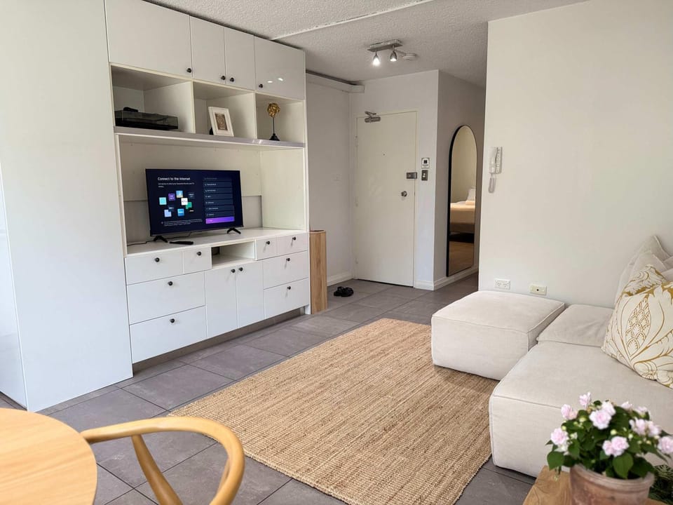 Chic Waterfront Stay with Prime Sydney Access Apartment in Sydney