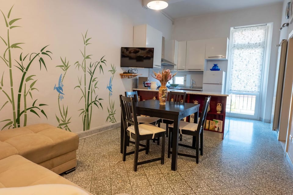 TV and multimedia, Dining area, Lunch, air conditioner