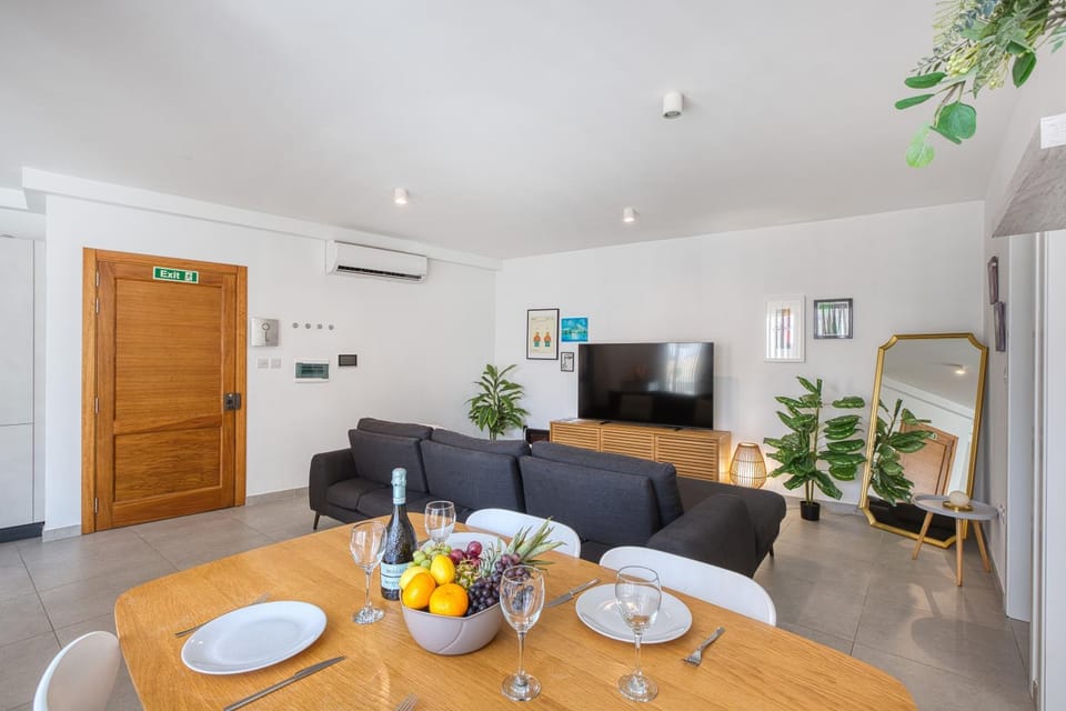 Living room, Food and drinks, Dining area