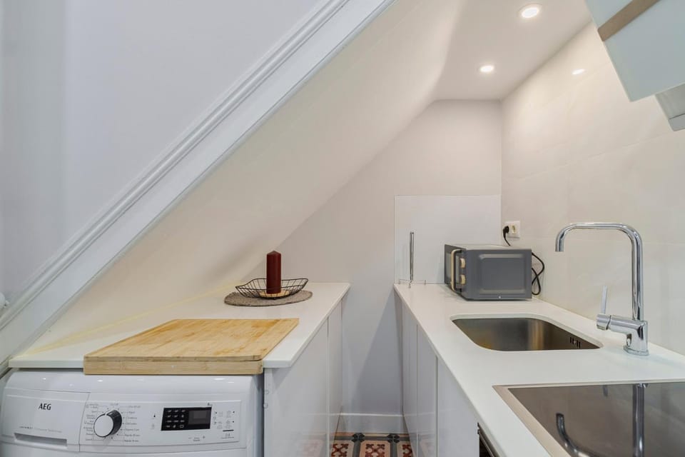 Kitchen or kitchenette, microwave, washing machine