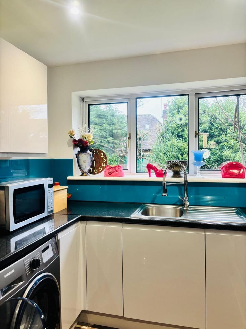 6-7 BRs Lovely Property to Stay with Parking House in Wycombe District