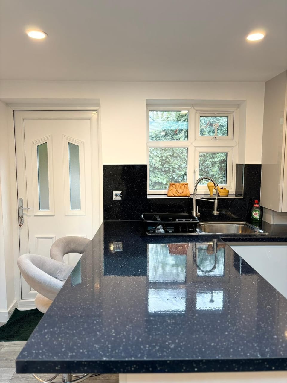 6-7 BRs Lovely Property to Stay with Parking House in Wycombe District