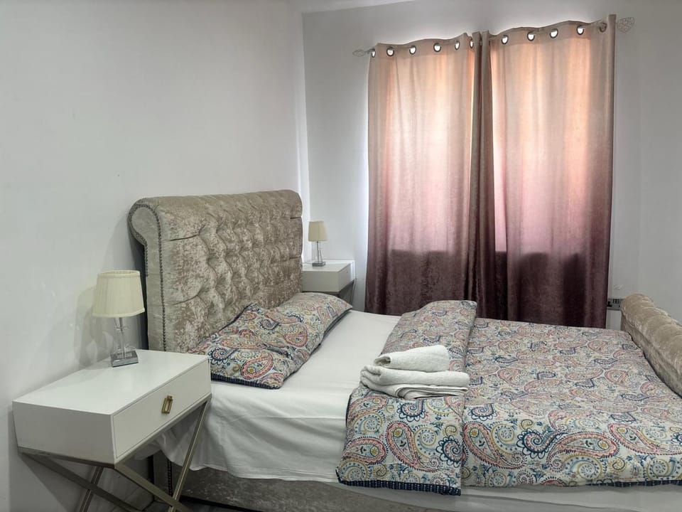6-7 BRs Lovely Property to Stay with Parking House in Wycombe District