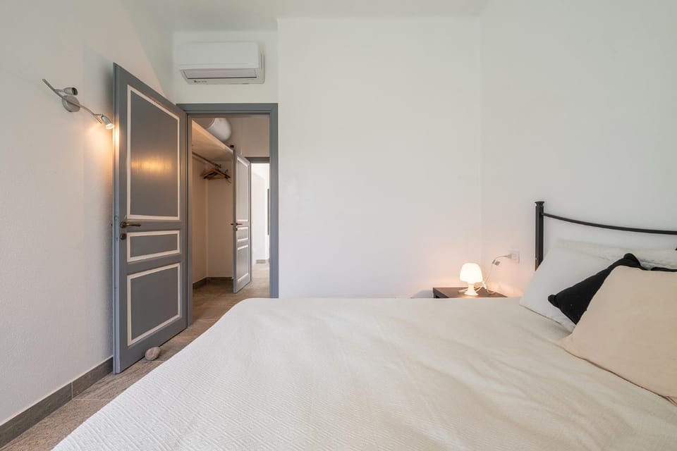 Bed, Bedroom, air conditioner