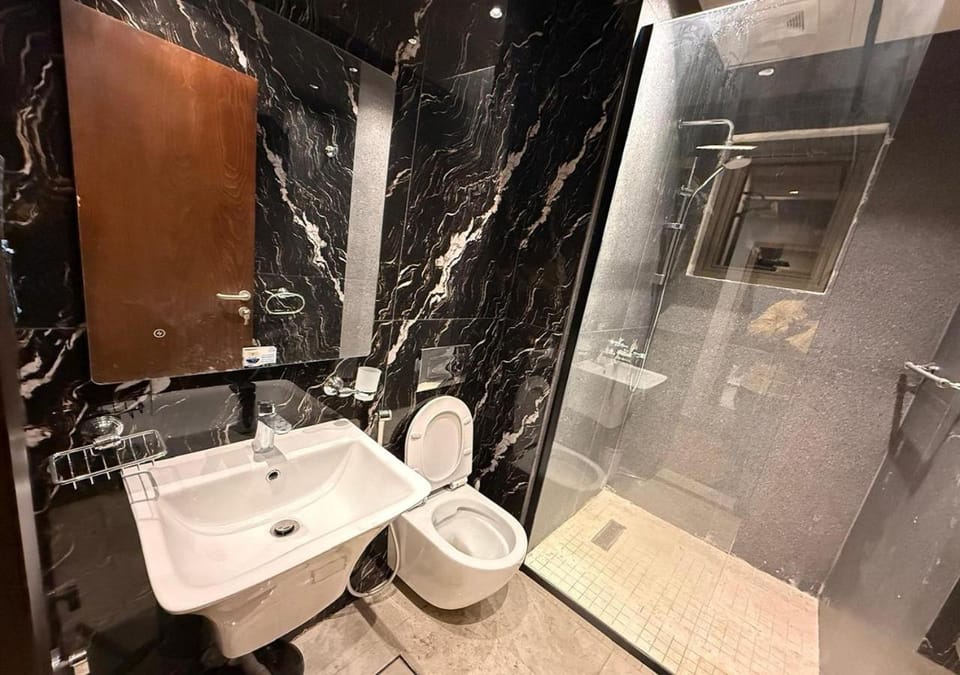 Shower, Toilet, Bathroom, Bath, bidet, towels