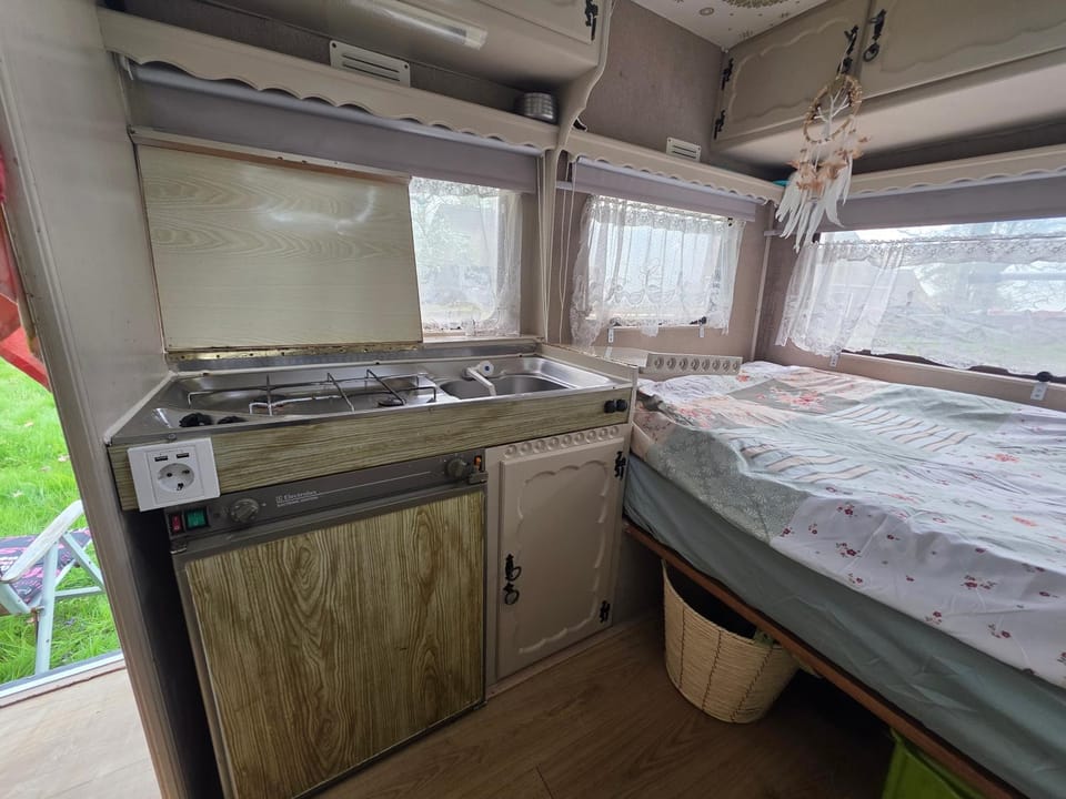 Bed, Kitchen or kitchenette, stove