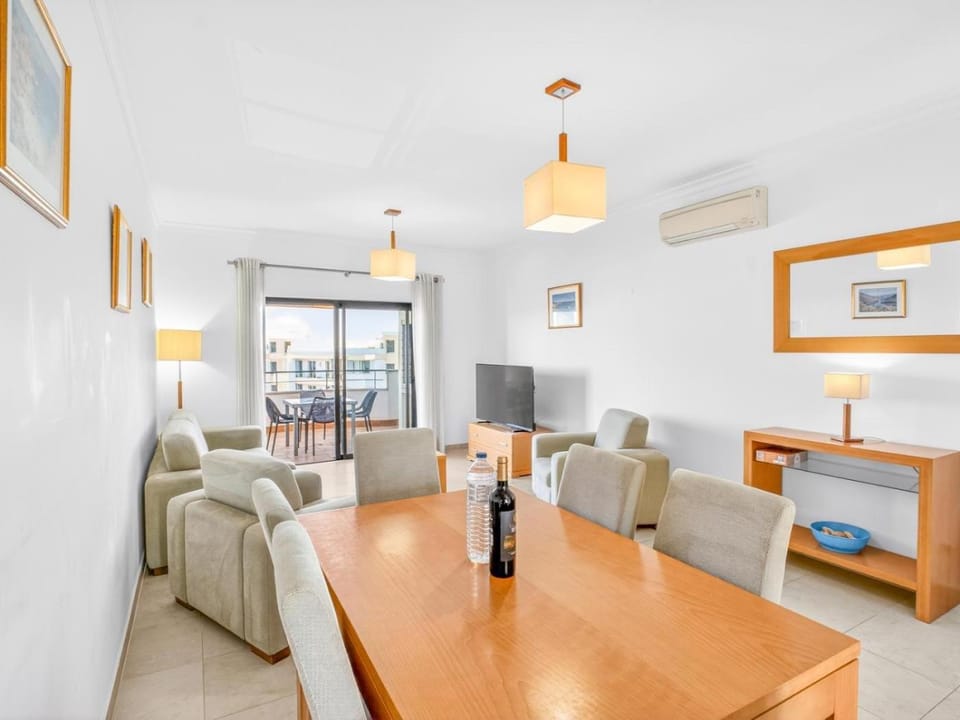 Communal lounge/ TV room, TV and multimedia, Living room, Dining area, air conditioner