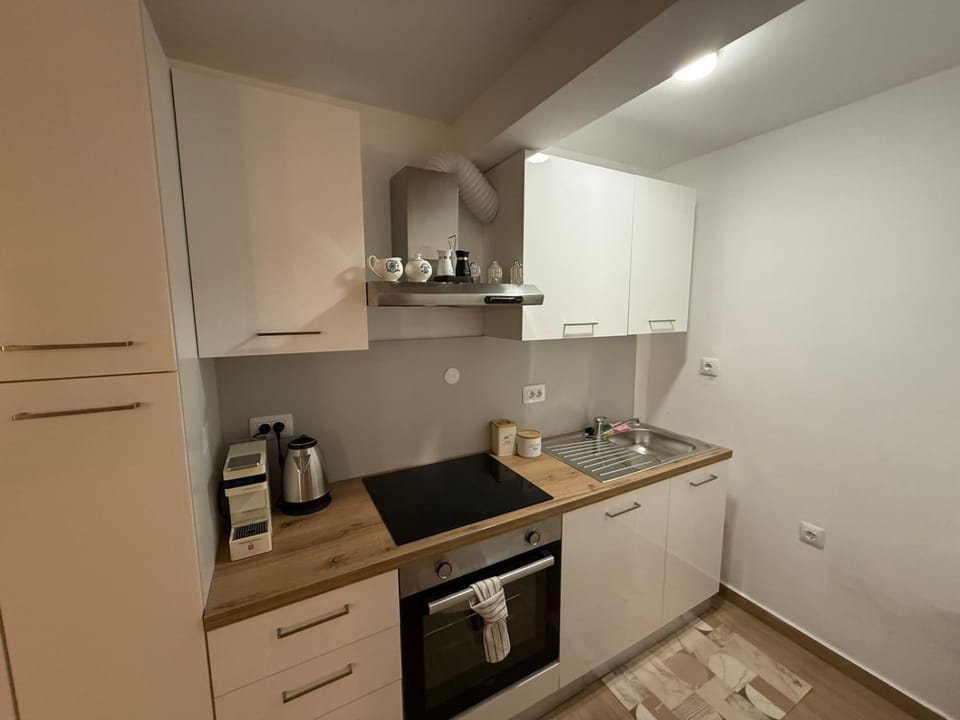 Coffee/tea facilities, Kitchen or kitchenette, dishwasher, oven