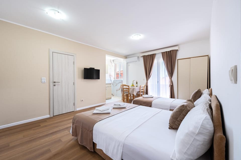 Bed, TV and multimedia, Photo of the whole room, Bedroom, towels, wardrobe