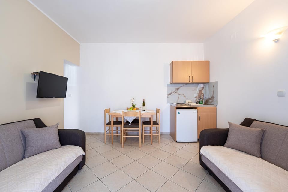 Kitchen or kitchenette, Living room, Seating area, Dining area